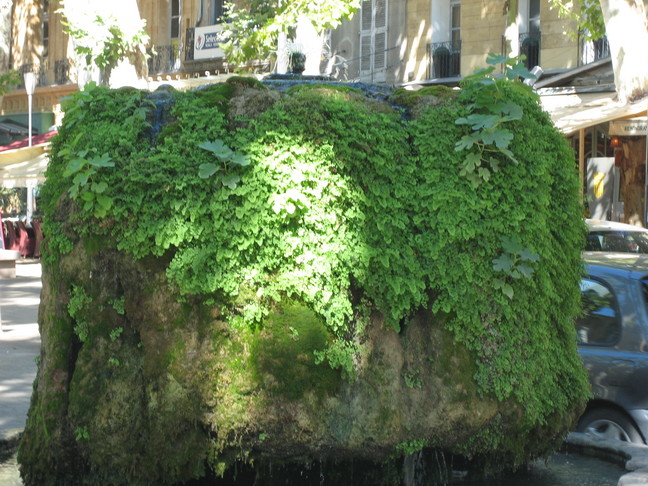Une fontaine moussue sur le cours Mirabeau. Fontaines et bassins. Aix en Provence.