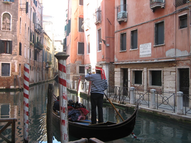 Laisse les gondoles à Venise.... Voyage à Venise. En route pour la Giudeccà.