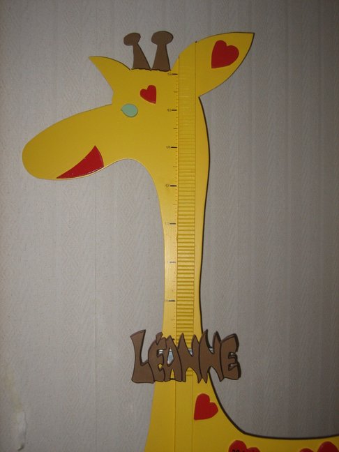 Toise-girafe signée « St... ». Les créations de St.... Soirée Léanne à Roubaix.