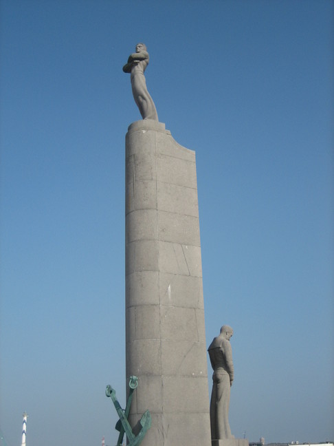 Le monument aux marins d'Ostende. Beau samedi à Ostende.