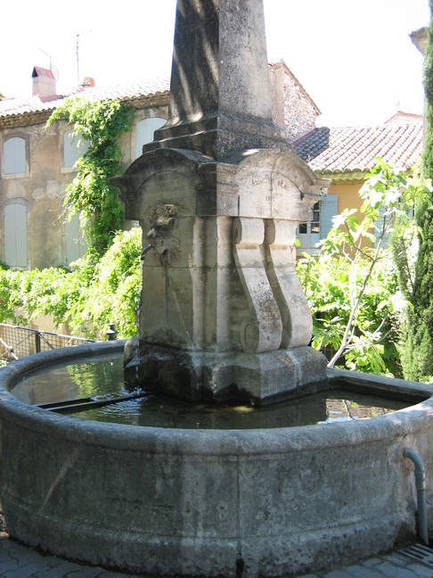 Une fontaine. Fontaines et bassins. Eygalières.