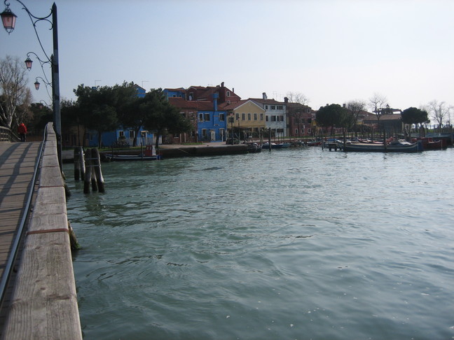 Sur le pont qui mène de Mazzorbo à l'île de Burano. Voyage à Venise. Les îles du nord.