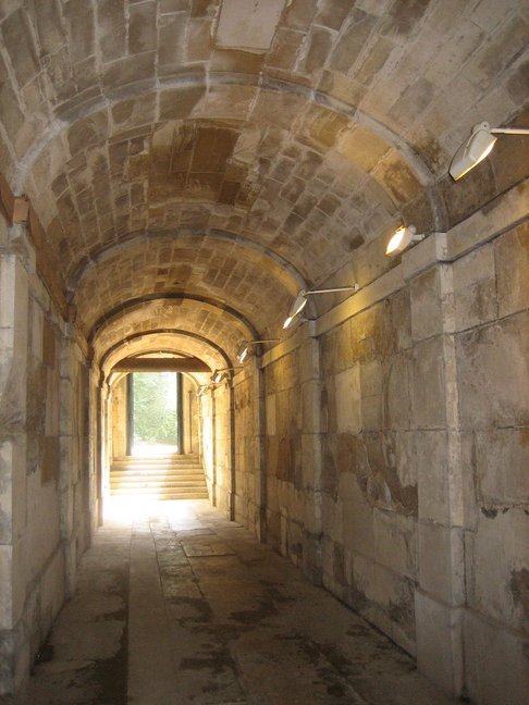 Le tunnel menant aux jardins du château de Compiègne. Week-en en Picardie. Compiègne, ville impériale.