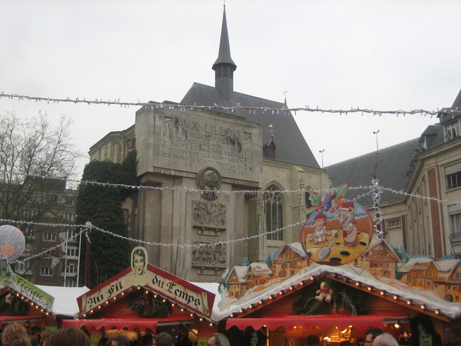 Marché de Noël et monuments aux morts à Lille. Fêtes de fin d'année 2008. Réveillon de Noël.