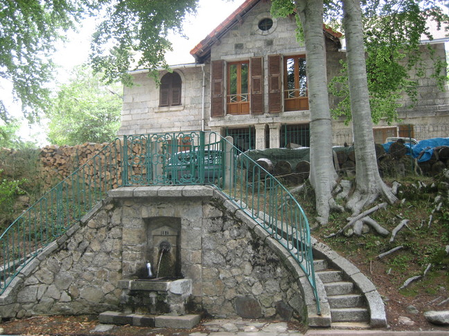 Maison et fontaine à Vizzavona. En Corse. Vizzavona et Vero.