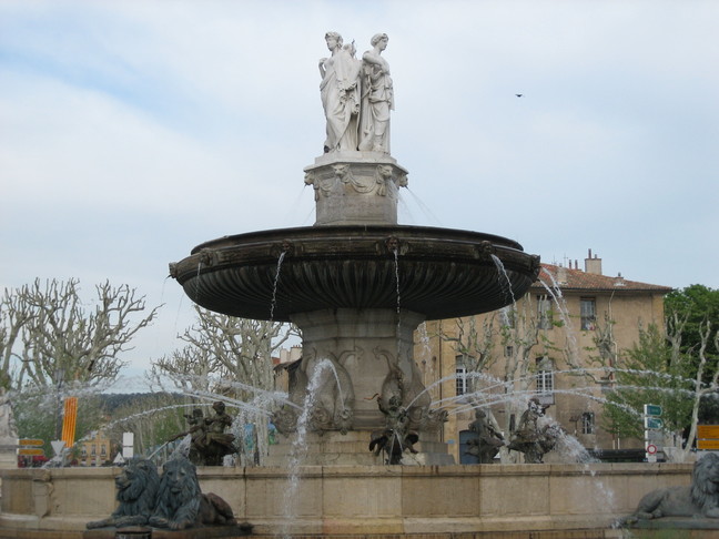 Place de la Rotonde à Aix et sa fontaine. Aix - Marseille. Aix en Provence.