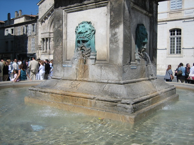 Fontaines et bassins. Arles.
