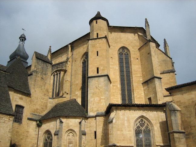 La cathédrale Saint Sacerdos. Escales périgourdines. Sarlat et la vallée de la Dordogne en Périgord noir.