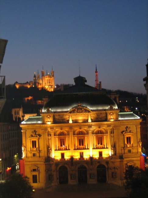 Vue de nuit depuis la chambre d'hôtel sur le théatre des Célestins et au second plan, la Basilique de Fourvière. Week-end à Lyon. Premières vues de Lyon.