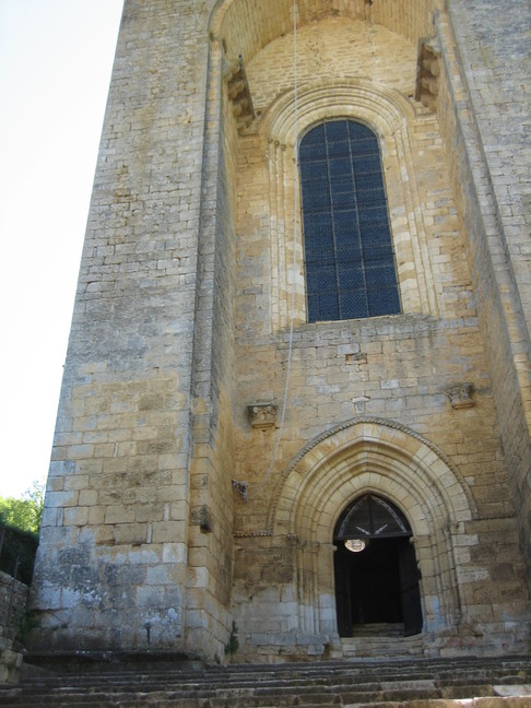 La façade de l'imposante abbaye du XII. Escales périgourdines. Vallée de la Vézère.