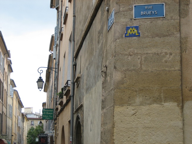 Space invader repéré ! Sur les murs. Aix en Provence.
