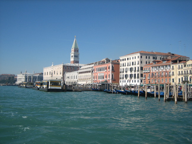 Venise depuis le vaporetto 82. Voyage à Venise. En route pour la Giudeccà.