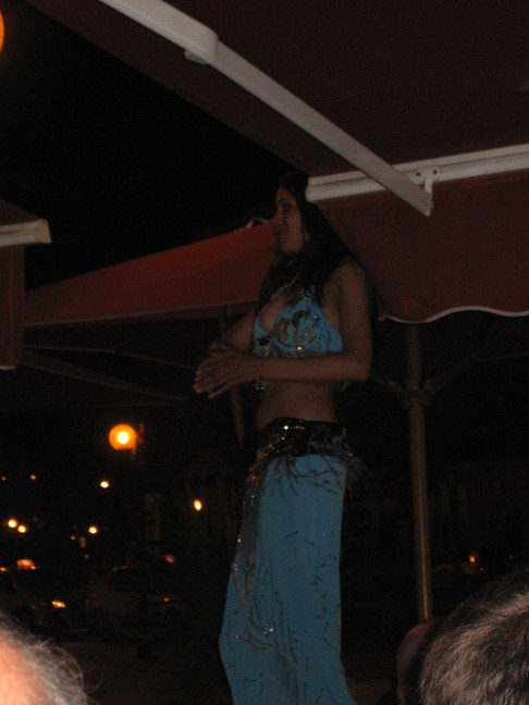 Une danseuse à Hammamet. CAp 2009 à Hammamet.