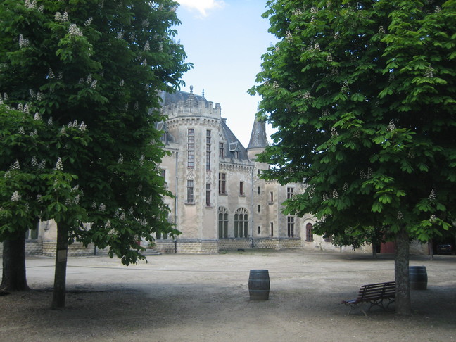 La cour d'honneur du château de Montaigne. Escales périgourdines. Fonroques et alentours.