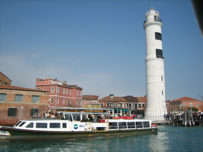 Passage devant le phare de l'île de Murano. Voyage à Venise. Les îles du nord.