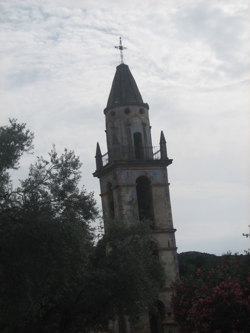 Le clocher du village de Peri. En Corse. Interlude, de Peri à Cuttoli.