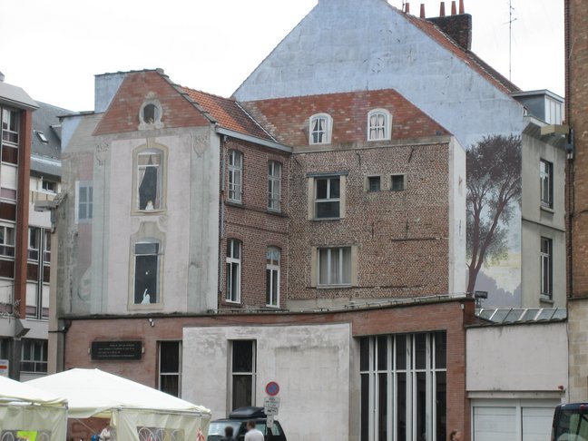 Un trompe-l'oeil sur la façade ! Un week-end de braderie à Lille. Braderie de Lille le dimanche matin.