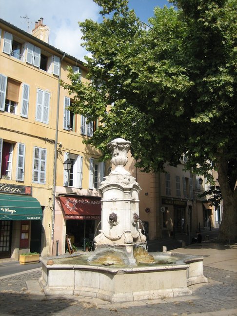 Une fontaine. Fontaines et bassins. Aix en Provence.