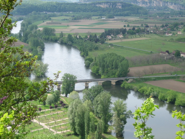 Vue sur la Dordogne depuis Domme. Escales périgourdines. Sarlat et la vallée de la Dordogne en Périgord noir.
