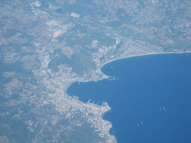 La ville d'Ajaccio en Corse : on y voit le port et les pistes d'atterrissage de Campo Dell'Oro. CAp 2009 à Hammamet.