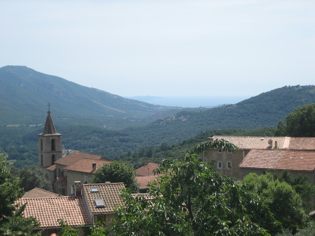 Le village de Vero, la vallée de la Gravone et la mer au loin. En Corse. Vizzavona et Vero.
