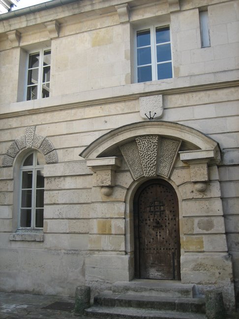 Une porte de la mairie de Compiègne. Week-en en Picardie. Compiègne, ville impériale.