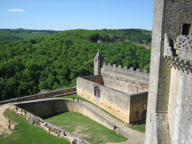 Vue sur la basse-cour du château. Escales périgourdines. Sarlat et la vallée de la Dordogne en Périgord noir.