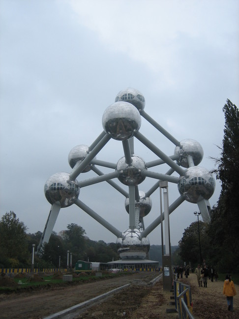 L'Atomium côté chantier. Une journée à Bruxelles. Visite de l'Atomium.