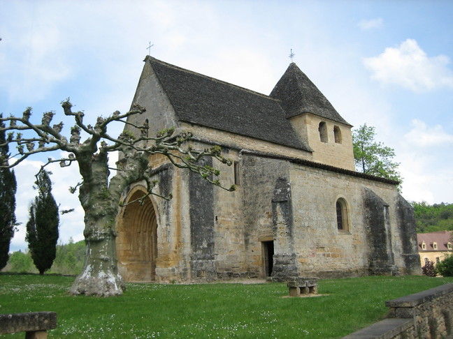L'église romane de Carsac et son toit en lauzes. Escales périgourdines. Sarlat et la vallée de la Dordogne en Périgord noir.