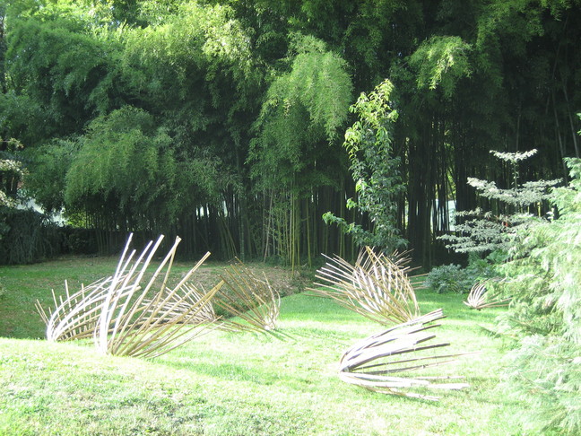 Une oeuvre d'art réalisée avec des bambous. Des végétaux. La Bambouseraie.
