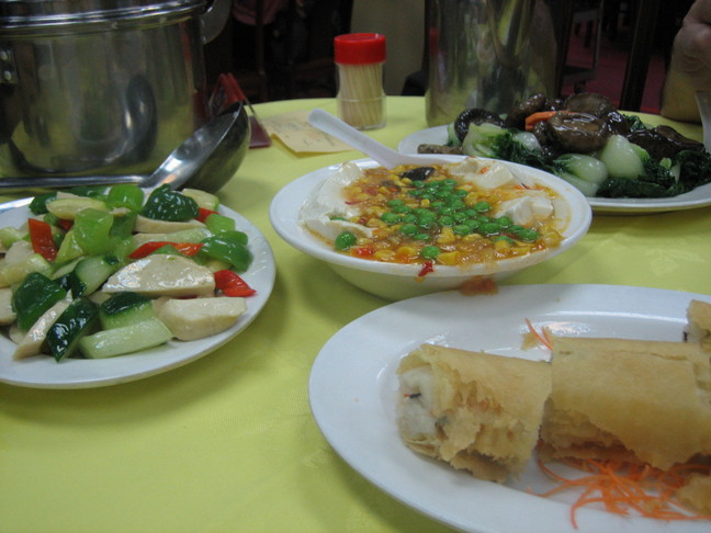 Repas végétarien. Voyage à Hong-Kong. Ile de Lantau.