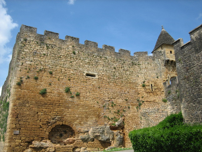 La muraille du château de Montfort. Escales périgourdines. Sarlat et la vallée de la Dordogne en Périgord noir.