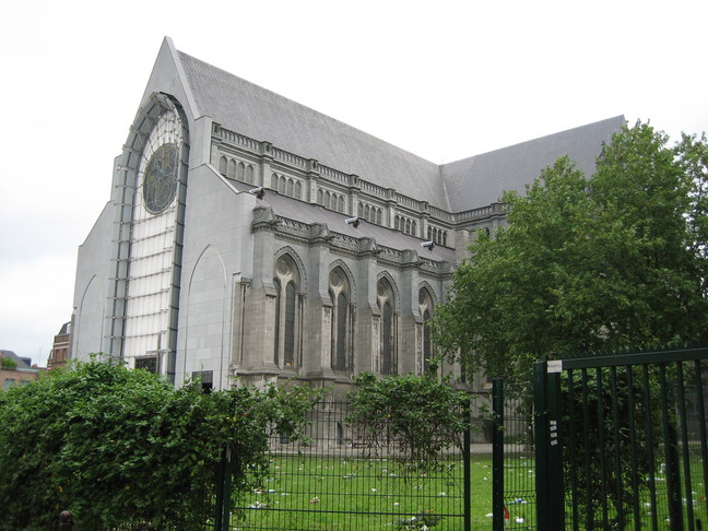 Cathédrale Notre Dame de Treille. Un week-end de braderie à Lille. Braderie de Lille le dimanche matin.