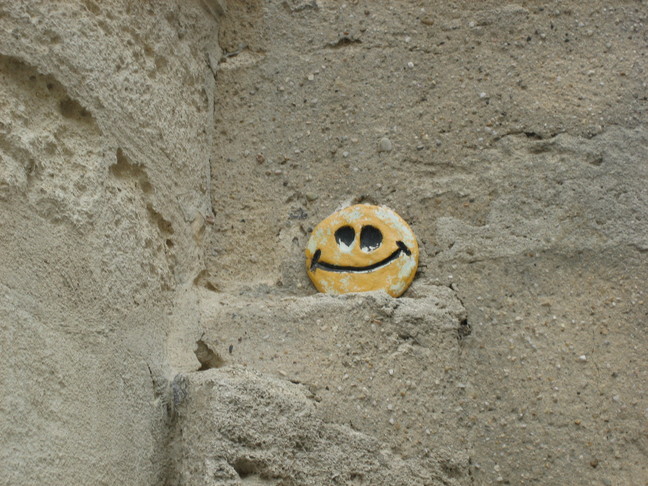 Un smiley sur le mur ! Hérault, Gard, Camargue et Aix en Provence. Uzès.