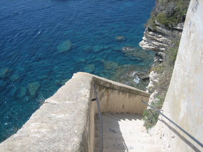 L'escalier du roi d'Aragon à Bonifacio. Découverte de la Corse. Au sud d'Ajaccio.