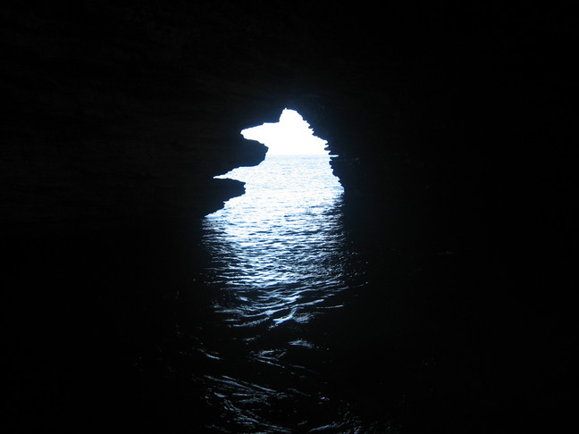 Dans une grotte marine creusée dans la falaise de Bonifacio. Découverte de la Corse. Au sud d'Ajaccio.