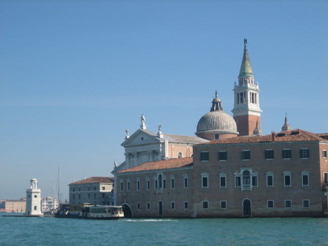 Passage devant l'île de San Giorgio Maggiore. Voyage à Venise. En route pour la Giudeccà.