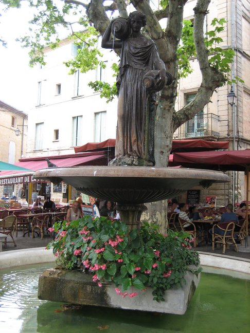 Une fontaine. Hérault, Gard, Camargue et Aix en Provence. Uzès.