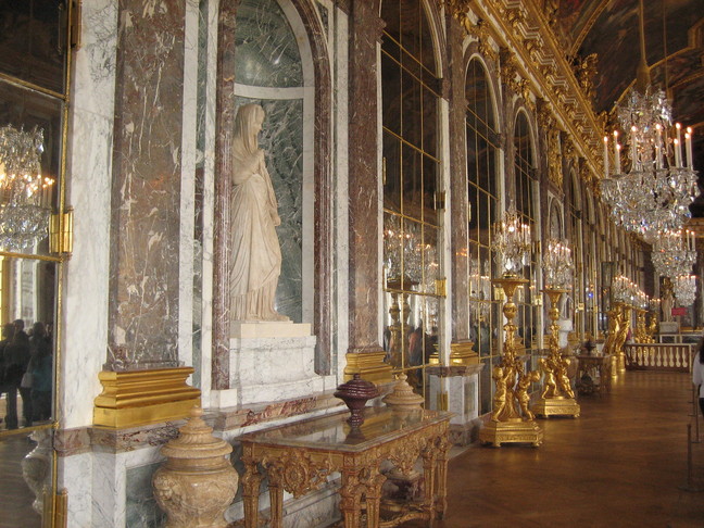 De retour dans la galerie des glaces. Week-end royal. Appartements royaux du château de Versailles.