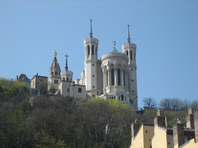 La basilique de Fourvière vue depuis la place Saint Jean. Week-end à Lyon. Les secrets du Vieux Lyon.