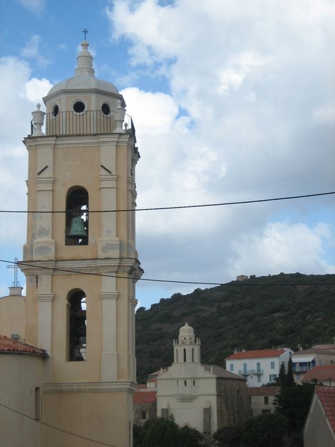 Les deux églises de Cargèse, face à face. Découverte de la Corse. Ajaccio - Porto par la côte.