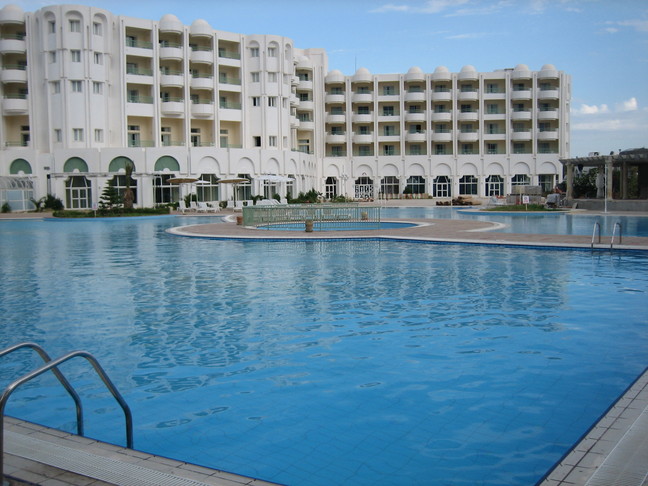 La piscine de l'hôtel El Mouradi au petit matin... Fontaines et bassins. CAp 2009 à Hammamet.