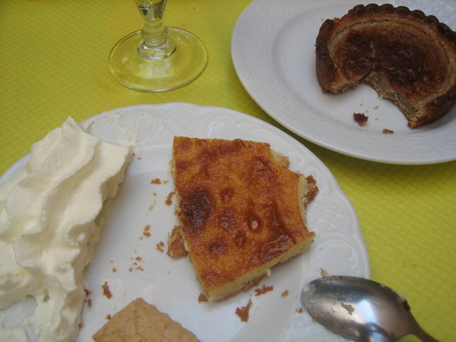 Fiadone et tarte à la châtaigne au restaurant « le Tiki ». Découverte de la Corse. Au sud d'Ajaccio.