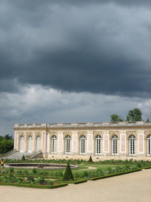 Ciel menaçant sur le Grand Trianon. Week-end royal. Jardins et domaine de Marie-Antoinette.