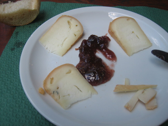 « Chez César, au relais des lacs » : fromage de brebis et confiture de figues. Miam ! Découverte de la Corse. La Restonica et Corte.