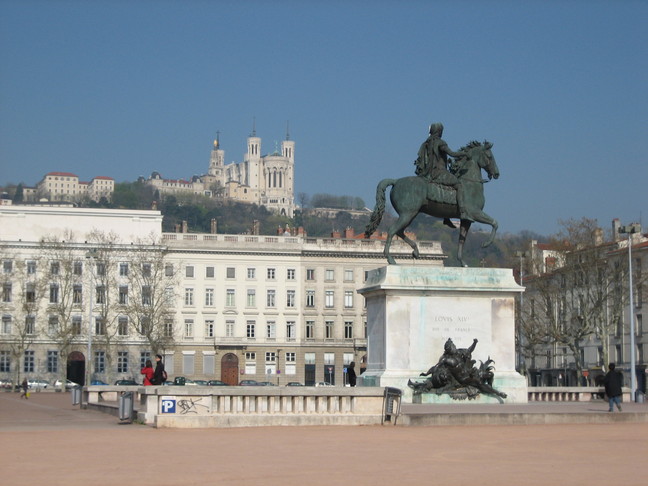 Place Bellecour : statue de Louis XVI, le Rhône à ses pieds (la Saône est statufiée de l'autre côté). Week-end à Lyon. Premières vues de Lyon.
