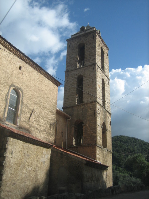 L'église du village de Murzo. En Corse. Lac de Crenu.