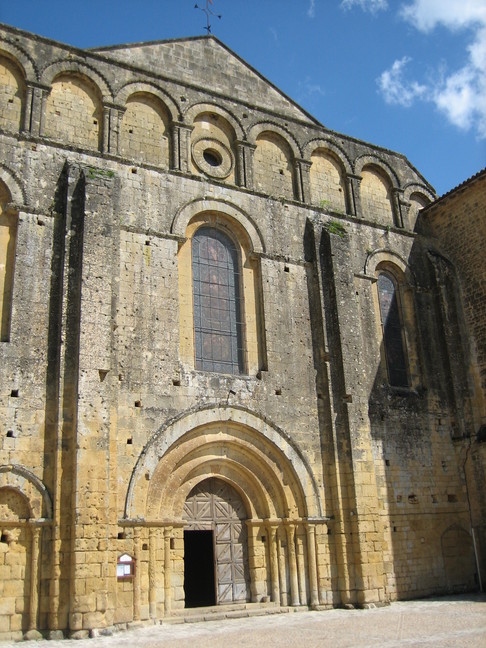 L'église romane de Cadouin. Escales périgourdines. De Bergerac au gîte, le long de la Dordogne.