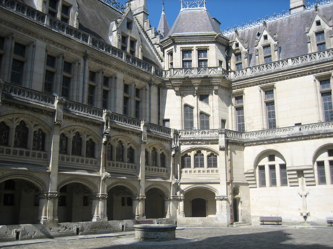 La cour centrale du château de Pierrefonds. Week-en en Picardie. Pierrefonds.
