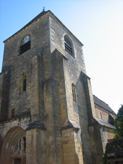 L'église romane de St Geniès. Escales périgourdines. Vallée de la Vézère.
